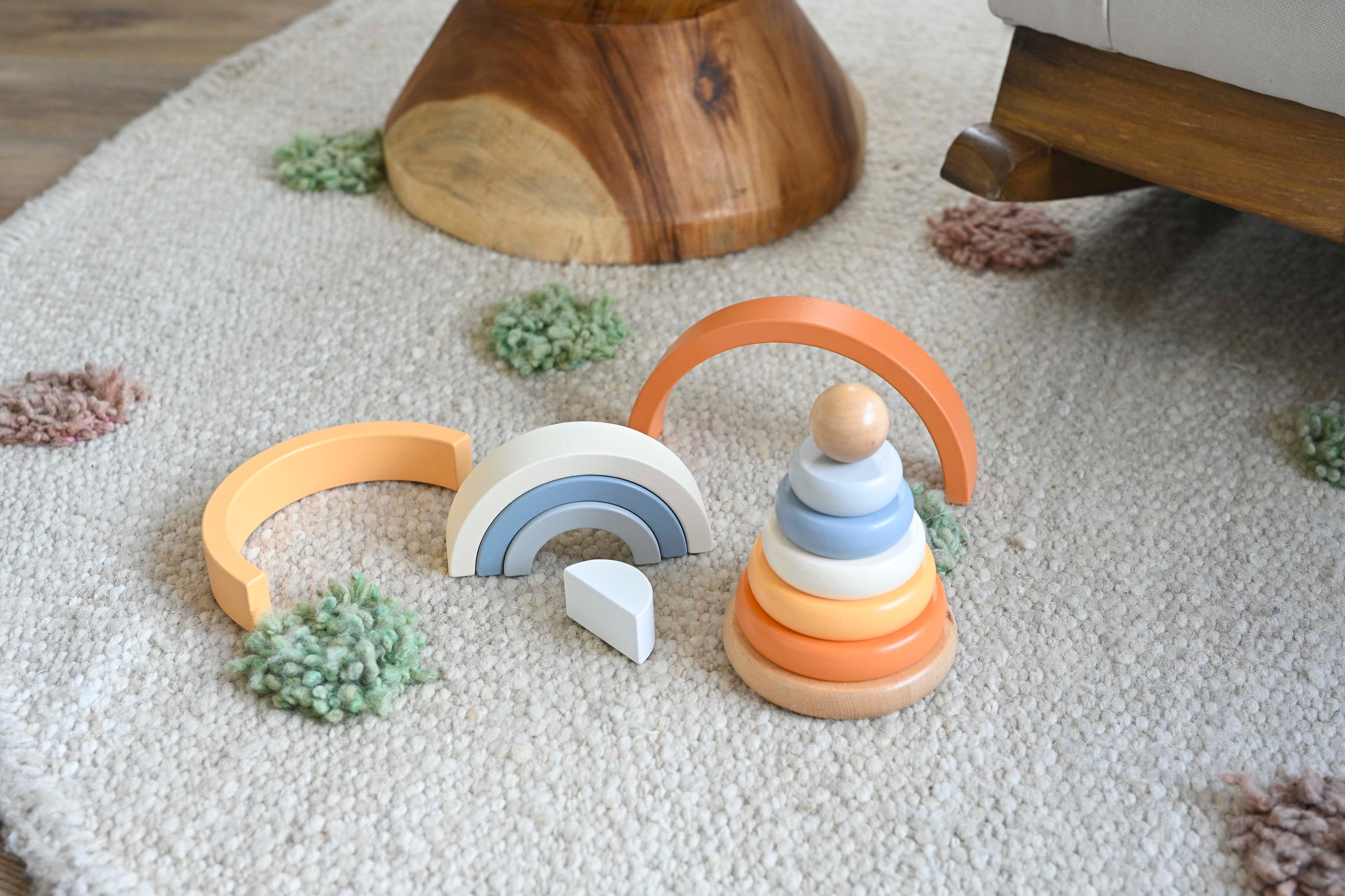 Niño explorando materiales Montessori entre los 12 y 18 meses