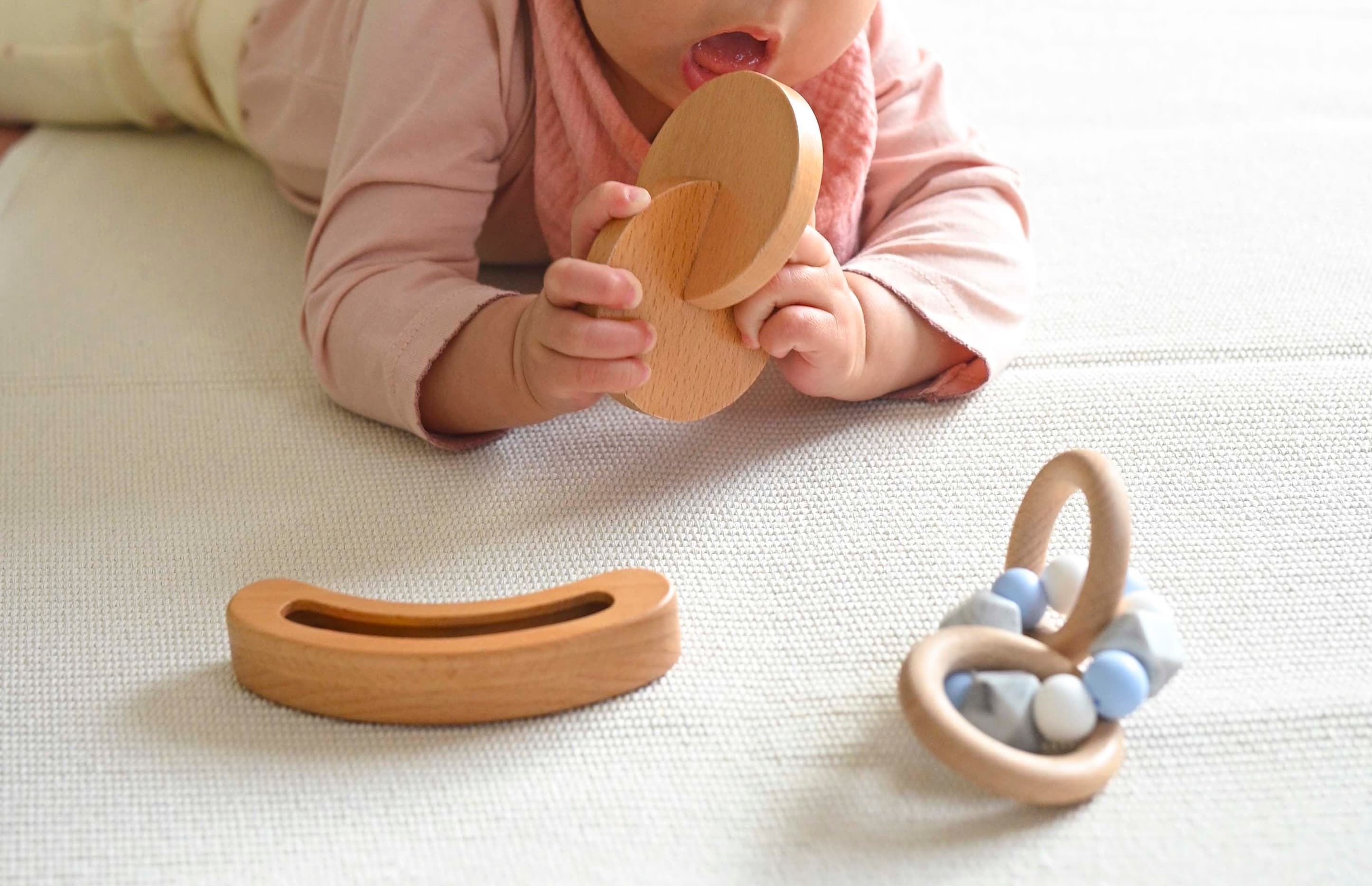 Bebé explorando materiales Montessori entre los 3 y 6 meses