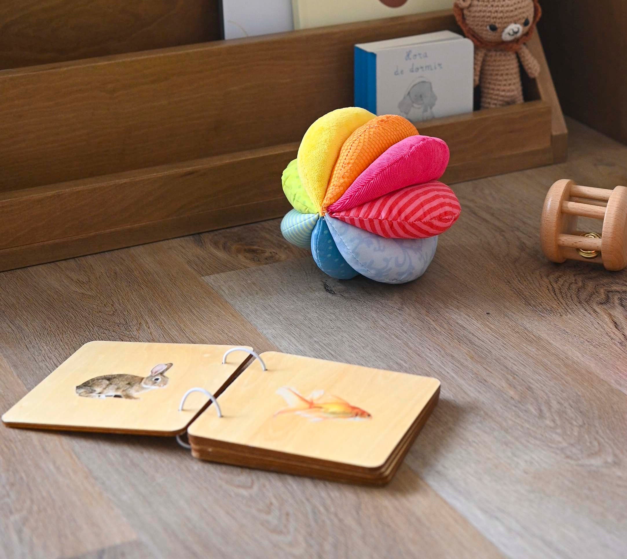 Bebé explorando materiales Montessori entre los 6 y 12 meses