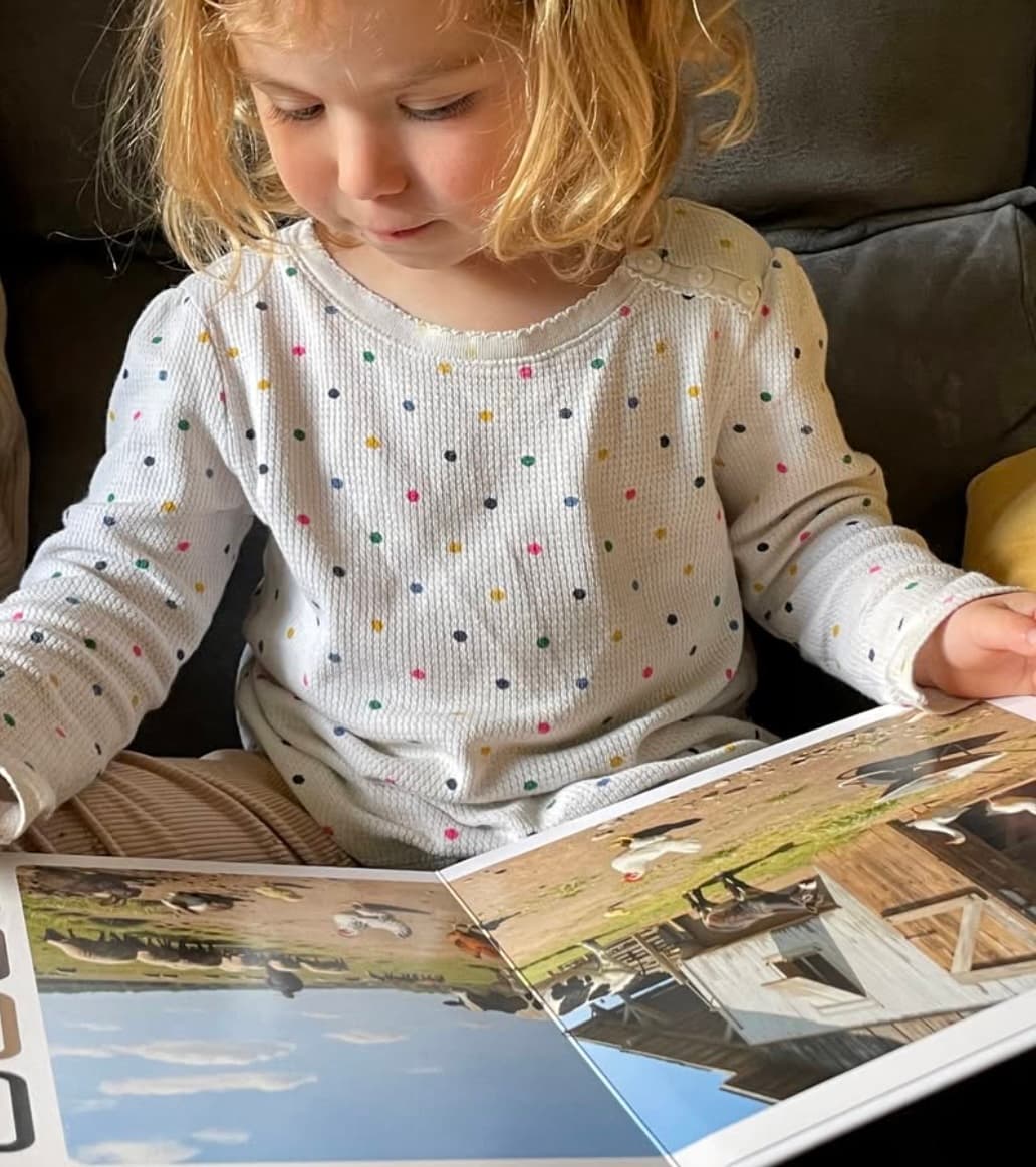 Niña leyendo un libro Montessori