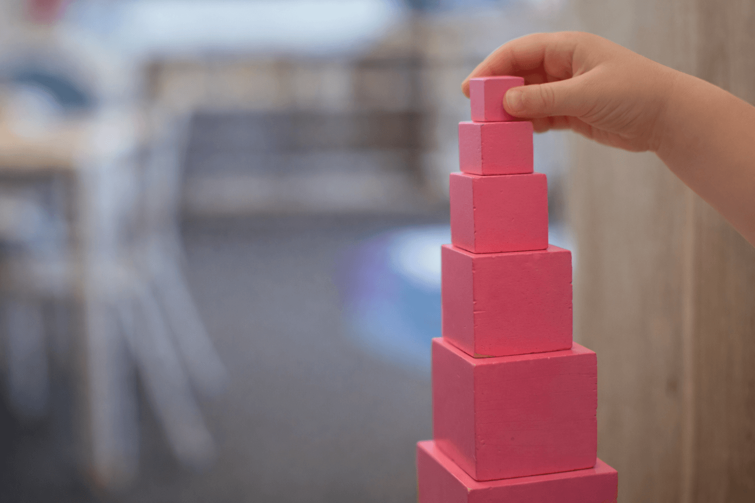 Torre rosa: juguete Montessori en Argentina